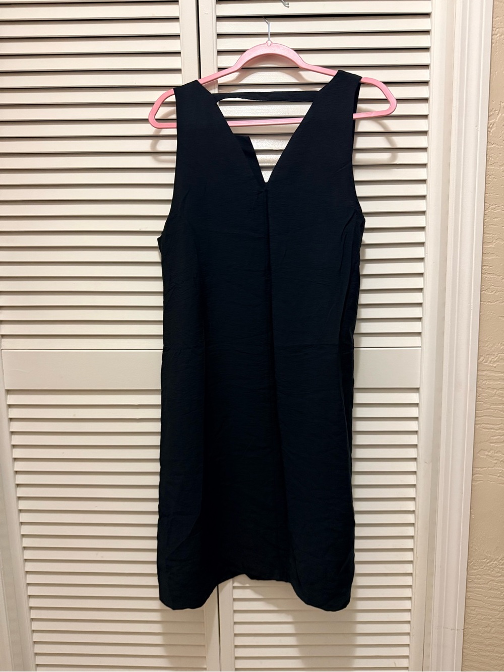 Banana Republic Black Sleeveless V‑Neck Shift Dress. Brand new